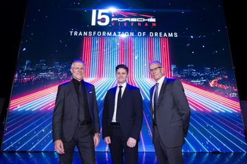 Ông Andreas Klingler, tổng giám đốc Porsche Việt Nam (bìa trái)