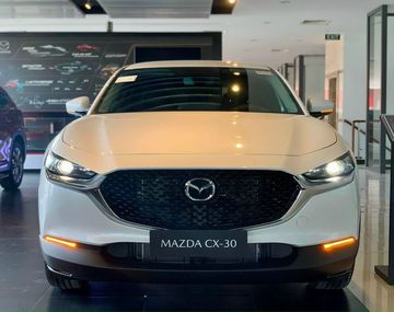 Nhìn trực diện, “gương mặt” của Mazda CX-30 2023 mang những nét thiết kế quen thuộc của ngôn ngữ KODO đặc trưng, đầy trẻ trung và tiệm cận xe sang như những gì mà thương hiệu Nhật Bản vẫn theo đuổi trong thời gian gần đây