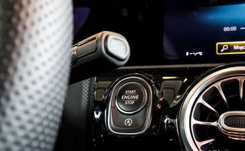 Nút khởi động Start/Stop Engine