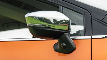 Gương chiếu hậu trên Xpander Cross 2024 bố trí dời xuống thân xe, tích hợp đầy đủ các tính năng chỉnh/gập điện và đèn báo rẽ