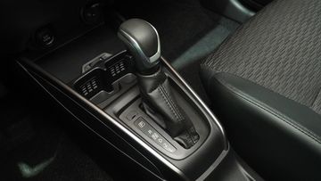 Suzuki XL7 Hybrid 2025 tiếp tục trang bị cần số gọn gàng với các bước gài số quen thuộc