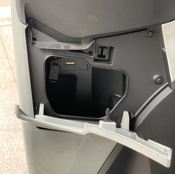 Honda SH Mode 125cc sở hữu hộc chứa trước tích hợp cổng sạc USB loại A vô cùng tiện lợi