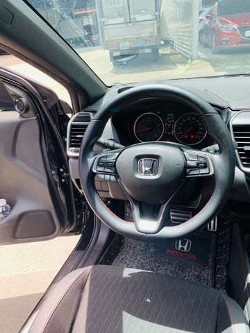 Vô lăng xe có thiết kế 3 chấu, kế thừa trọn vẹn từ “đàn anh” Honda Accord