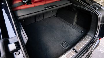 Khoang hành lý tiêu chuẩn 580 lít trên BMW X6 2023