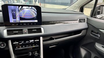 Cặp cửa gió rìa và cửa gió giữa trên Mitsubishi Xpander Cross 2024 thiết kế hình chữ nhật kết hợp viền mạ bạc nổi bật