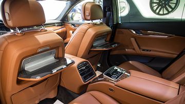  Bàn làm việc trên lưng ghế trước khá tiện dụng