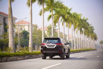 Đuôi xe mới tinh tế và ấn tượng.