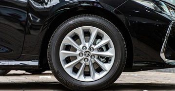  Corolla Altis 1.8G lăn bánh trên bộ la-zăng có kích thước 16 inch màu bạc