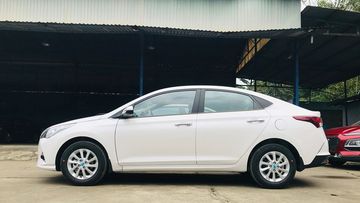 Accent bản đặc biệt với thân xe có các đường gân dập nổi nhẹ cùng bộ la-zăng thiết kế dạng xoáy