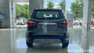 Từ phía sau, diện mạo quen thuộc đã không còn bởi bánh dự phòng đã bị loại bỏ