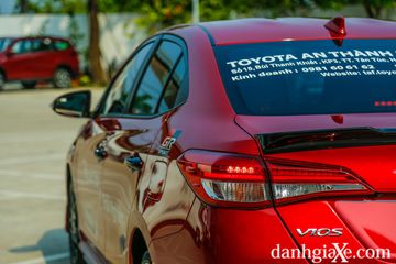 Đèn hậu dạng LED gồm cả đèn phanh tạo cho Toyota Vios GR-S dáng vẻ tổng thể hiện đại