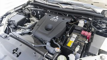 Mitsubishi Pajero Sport 2024 sử dụng khối động cơ diesel MIVEC tăng áp dung tích 2.4L nhưng được cải tiến vài điểm