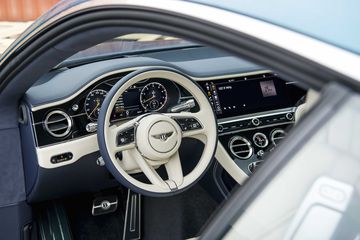 Không gian nội thất thể hiện truyền thống chế tác lâu năm của Bentley trên từng chi tiết tỉ mỉ.