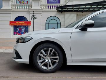 Phiên bản E tiêu chuẩn sử dụng la-zăng hợp kim 16 inch, thiết kế 5 chấu kép màu bạc