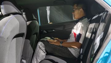 Không gian để chân hàng ghế thứ hai của MG4 EV 2024 khá hẹp, dù chiều dài cơ sở hơn 2,7 mét