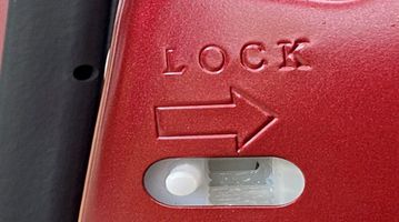 Hãy kiểm tra lại chốt khóa cửa trẻ em và đảm bảo rằng nó đang nằm ở vị trí Unlock