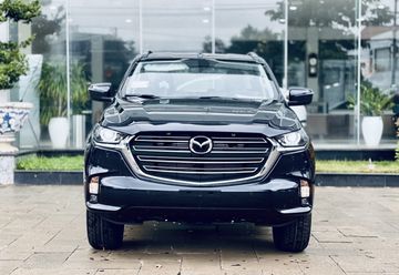 Nhìn từ phía trực diện, Mazda BT-50 2024 toát lên sự mạnh mẽ với điểm nhấn là bộ lưới tản nhiệt mới