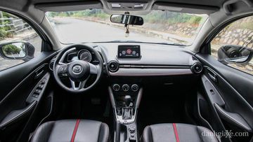 Bên trong cabin Mazda 2 2015 có nhiều tiện nghi hiện đại