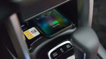 Toyota Corolla Cross 2024 cũng trang bị sạc không dây chuẩn Qi hiện đại