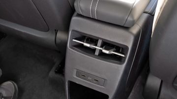 VinFast VF 7 2024 trang bị điều hòa tự động 2 vùng độc lập với cửa gió điều hòa cho hàng ghế sau