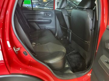 Hàng ghế thứ 2 của Toyota Raize 2023 có khoảng sáng trần, không gian để chân và độ ngả lưng rất tốt