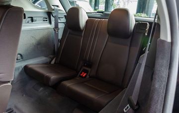 Hàng ghế thứ ba của Mercedes GLE 450 4MATIC 2023 tương đối hẹp