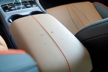 Cả hai phiên bản BYD Sealion 6 2025 đều trang bị bệ tỳ tạy cho hàng ghế trước và sau