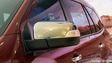 Gương chiếu hậu tích hợp đèn báo rẽ trên Everest 2020