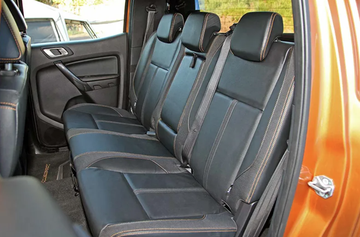 Tuy nhiên hàng ghế sau của Ford Ranger 2022 lại có thiết kế lưng ghế khá đứng có thể gây mệt mỏi trong những chuyến đi xa