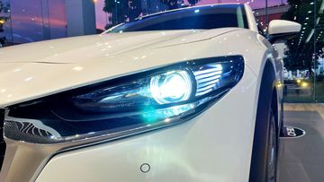 Mazda CX-30 2024 được trang bị tiêu chuẩn công nghệ LED Projector hiện đại tích hợp tự động bật/tắt, cân bằng góc chiếu và đèn chờ dẫn đường