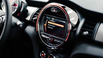 Màn hình giải trí trung tâm dạng tròn khá lạ mắt