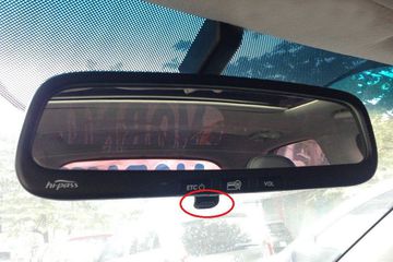 Các bác chỉ cần gạt lẫy nhỏ ngay dưới gương là có thể giảm ánh sáng rọi lên từ đèn xe phía sau