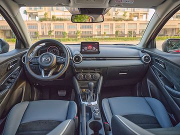 Riêng Mazda 2 sedan 2023 lại có màn trình diễn khoang nội thất ấn tượng hơn với màn hình trung tâm đặt nổi, đi cùng lối thiết kế bất đối xứng độc đáo
