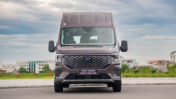 Đầu xe Ford Transit 2024 hầm hố với lưới tản nhiệt thiết kế hình lục giác kiểu hình tấm khiên
