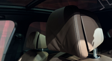 Cửa sổ trời toàn cảnh panorama là trang bị tiêu chuẩn trên BMW X5 LCI 2024.