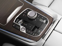 BMW X5 cũng sử dụng cần số kiểu lẫy gạt và được ốp pha lê Crafted Clarity cao cấp hơn