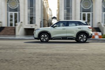 Thân xe BYD ATTO 2 2025 cũng sở hữu các bề mặt cong mềm mại