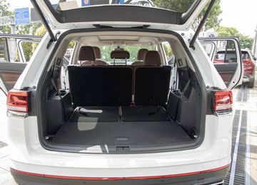 Xe có dung tích khoang hành lý tiêu chuẩn là 583 lít, người dùng có thể mở rộng thêm không gian bằng cách gập phẳng 2 hàng ghế sau để đạt 1.571 - 2.741 lít