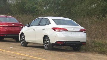 Đuôi xe Toyota Vios 2023 có phần ốp cản sau sơn đen
