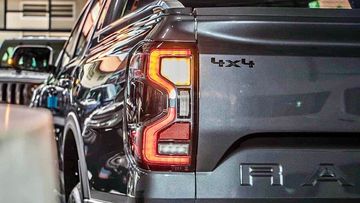 Điểm nhấn nổi bật nhất là cụm đèn hậu LED đặt dọc kiểu số 3, thêm đồ họa dấu chấm ở trên/dưới lạ mắt