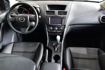 Ở phiên bản Premium 4×4 và Luxury 4×2, Mazda BT-50 2024 sở hữu đầy đủ các công nghệ hiện đại