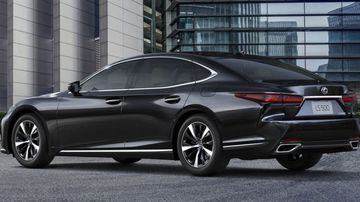 Cửa sổ Lexus LS 2023 thiết kế với rất nhiều đường cong và tạo điểm nhấn với khung viền chrome