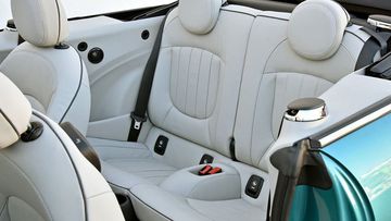 Hàng ghế sau của MINI Convertible 2024  có không gian vừa đủ