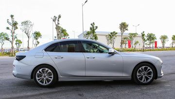 So sánh nhanh Toyota Camry 2020 và VinFast LUX A2.0 2020 6 danhgiaxe.com 1 copy 124036 005608