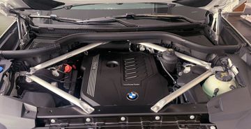 BMW X7 xDrive40i M Sport 2023 sở hữu khả năng vận hành cực kỳ mượt mà, êm ái và hạn chế tối đa tiếng ồn