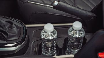 Phanh tay cơ vẫn là trang bị mặc định trên Kia Carens, ngay cả ở những phiên bản “full-option”.