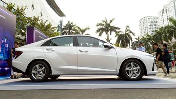 Thân xe Hyundai Accent 2024 hấp dẫn với các hình học nổi khối và mui xe vuốt cong kiểu fastback
