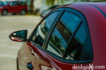 Viền cửa sổ sơn đen tạo cho thân xe Toyota Vios GR-S sự liền lạc