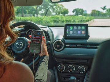 Màn hình hỗ trợ hai chuẩn kết nối điện thoại thông minh phổ biến là Apple Carplay và Android Auto