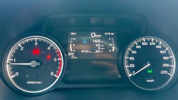 Cụm đồng hồ thông tin với thiết kế khá bắt mắt, gồm 2 đồng hồ analog đối xứng qua một màn hình LCD 4.2 inch ở trung tâm